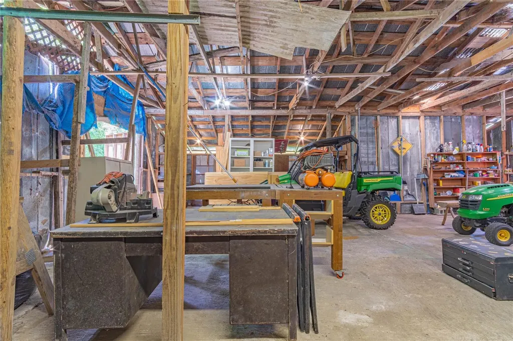 2634 Cr 416n Lake Panasoffkee FL 33538