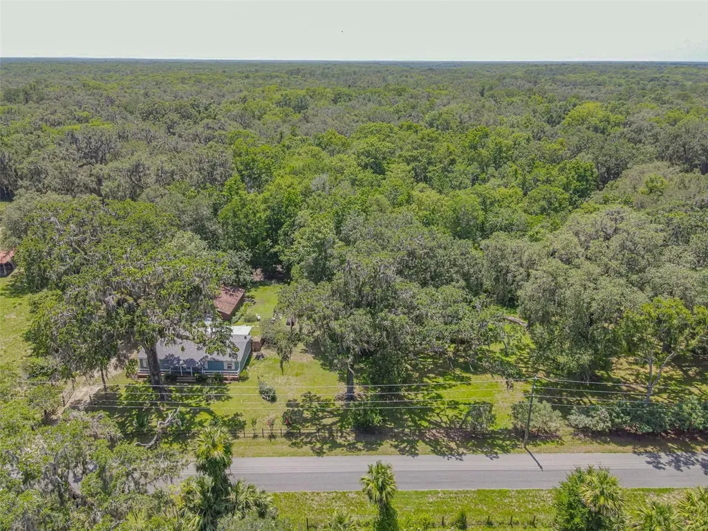 2634 Cr 416n Lake Panasoffkee FL 33538