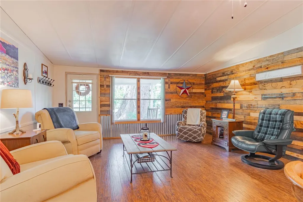 2634 Cr 416n Lake Panasoffkee FL 33538