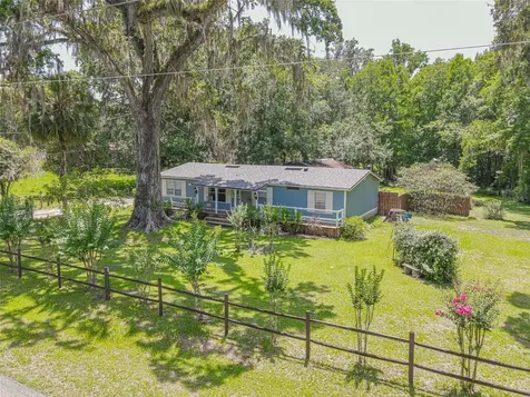 2634 Cr 416n Lake Panasoffkee FL 33538