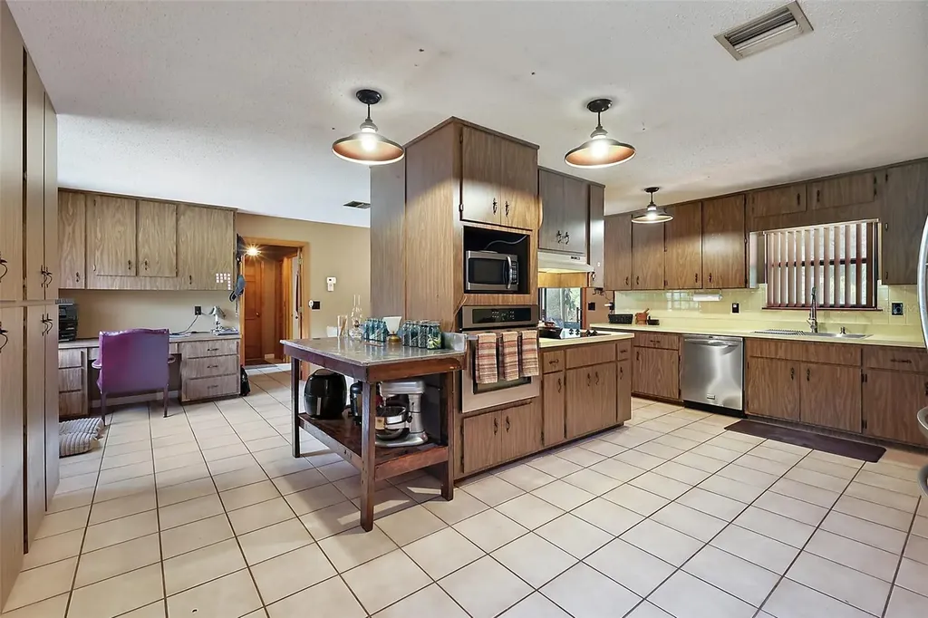 672 E Belt Avenue Bushnell FL 33513