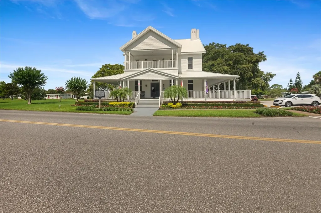 2002 S Citrus Circle Zellwood FL 32798