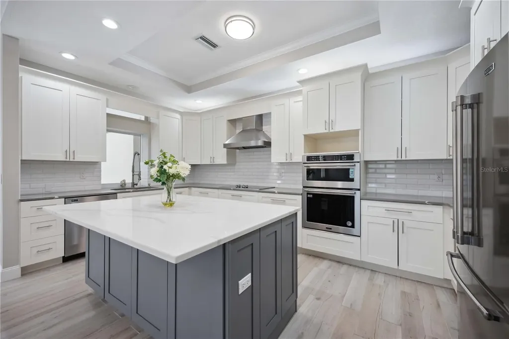 5018 Hanging Moss Lane Sarasota FL 34238