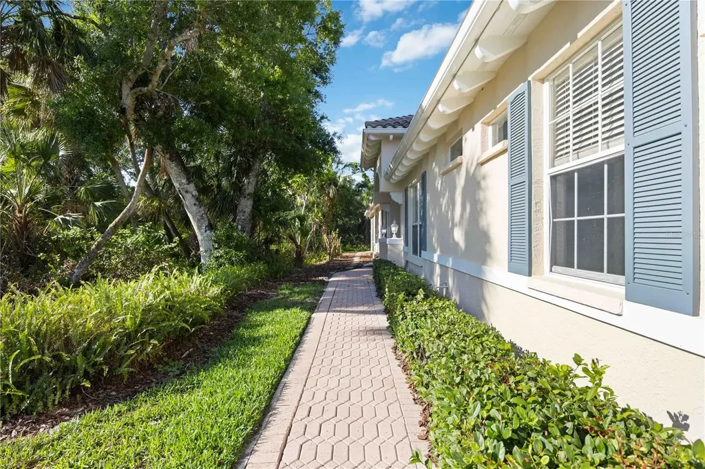 5018 Hanging Moss Lane Sarasota FL 34238