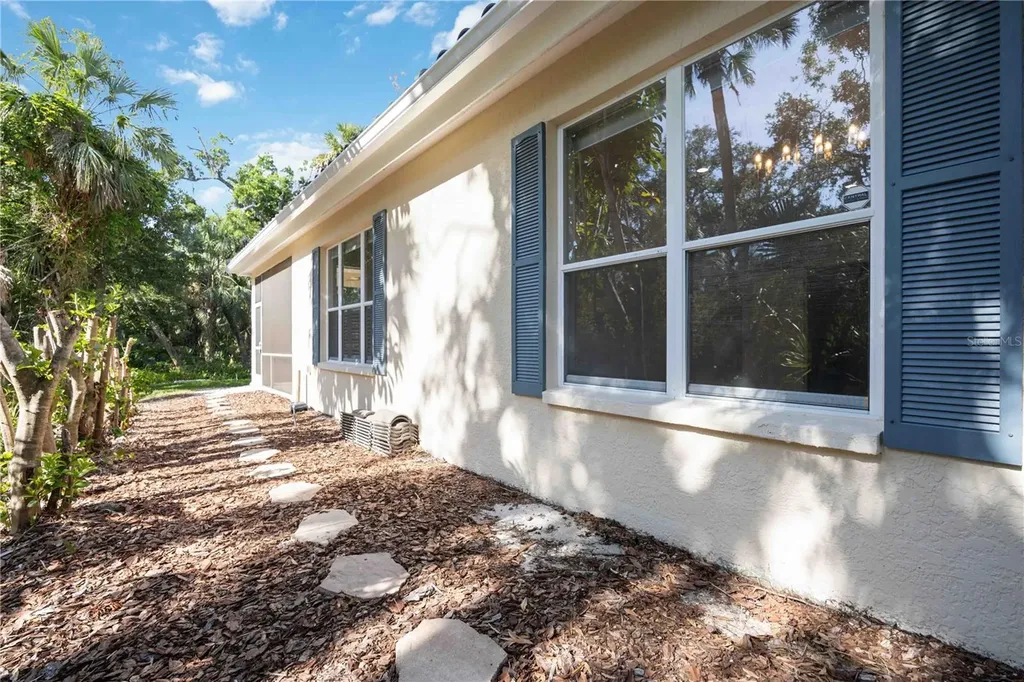 5018 Hanging Moss Lane Sarasota FL 34238