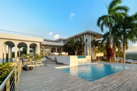7 La Roca Street Beverly Hills Guaynabo PR 00965