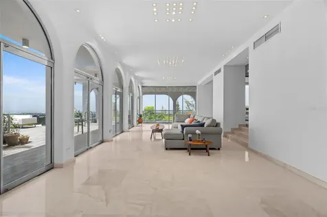 7 La Roca Street Beverly Hills Guaynabo PR 00965