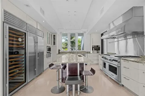 7 La Roca Street Beverly Hills Guaynabo PR 00965