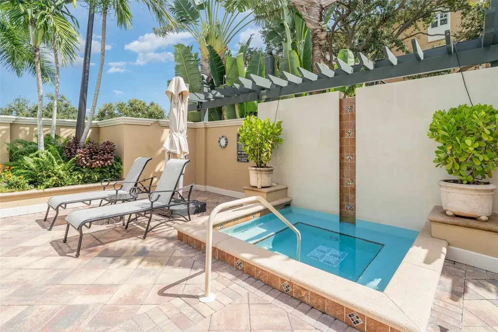 1064 N Tamiami Trail Sarasota FL 34236