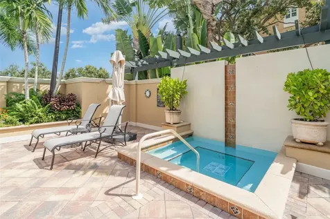 1064 N Tamiami Trail Sarasota FL 34236