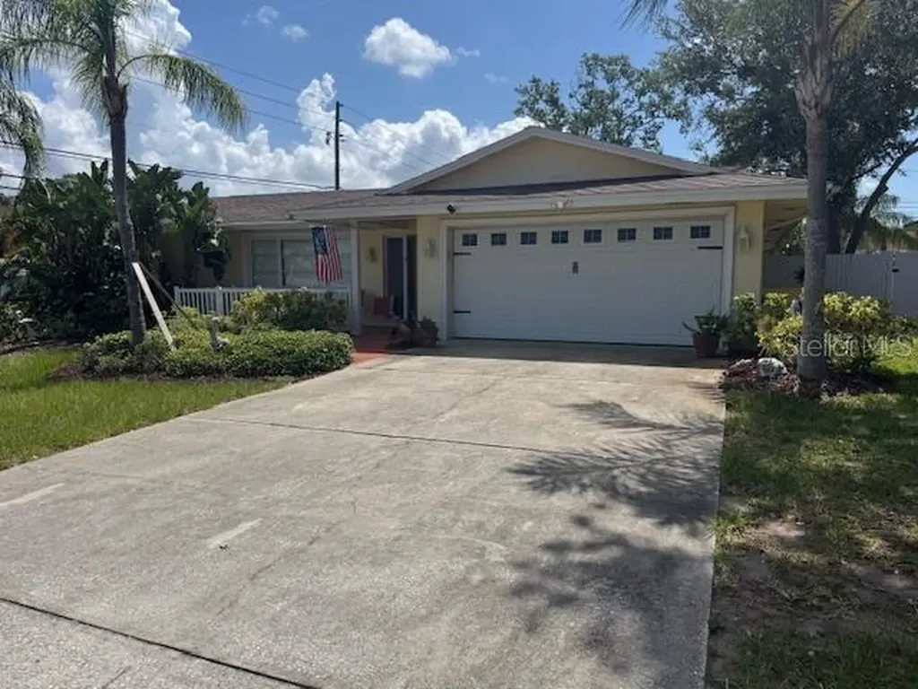 10185 Santiago Court Seminole FL 33776