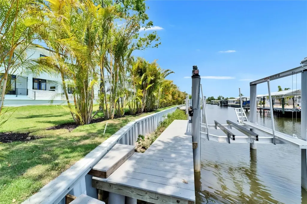 6530 Simone Shores Circle Apollo Beach FL 33572