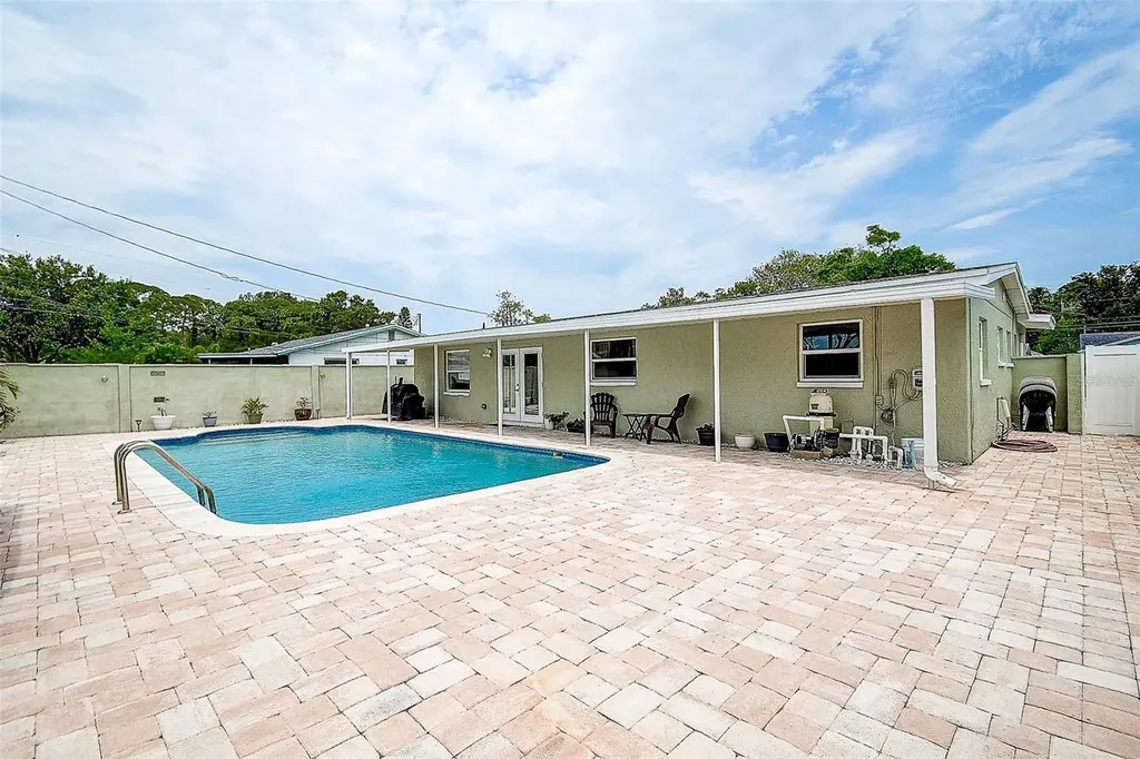 5672 62nd Way N St Petersburg FL 33709