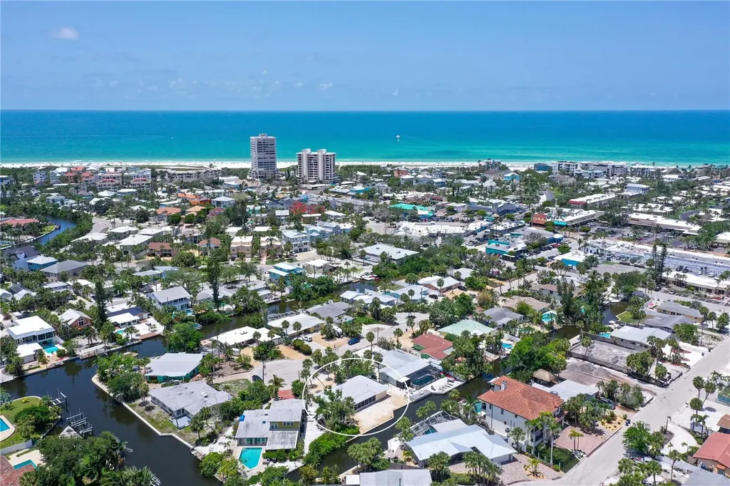 385 Avenida Madera Sarasota FL 34242