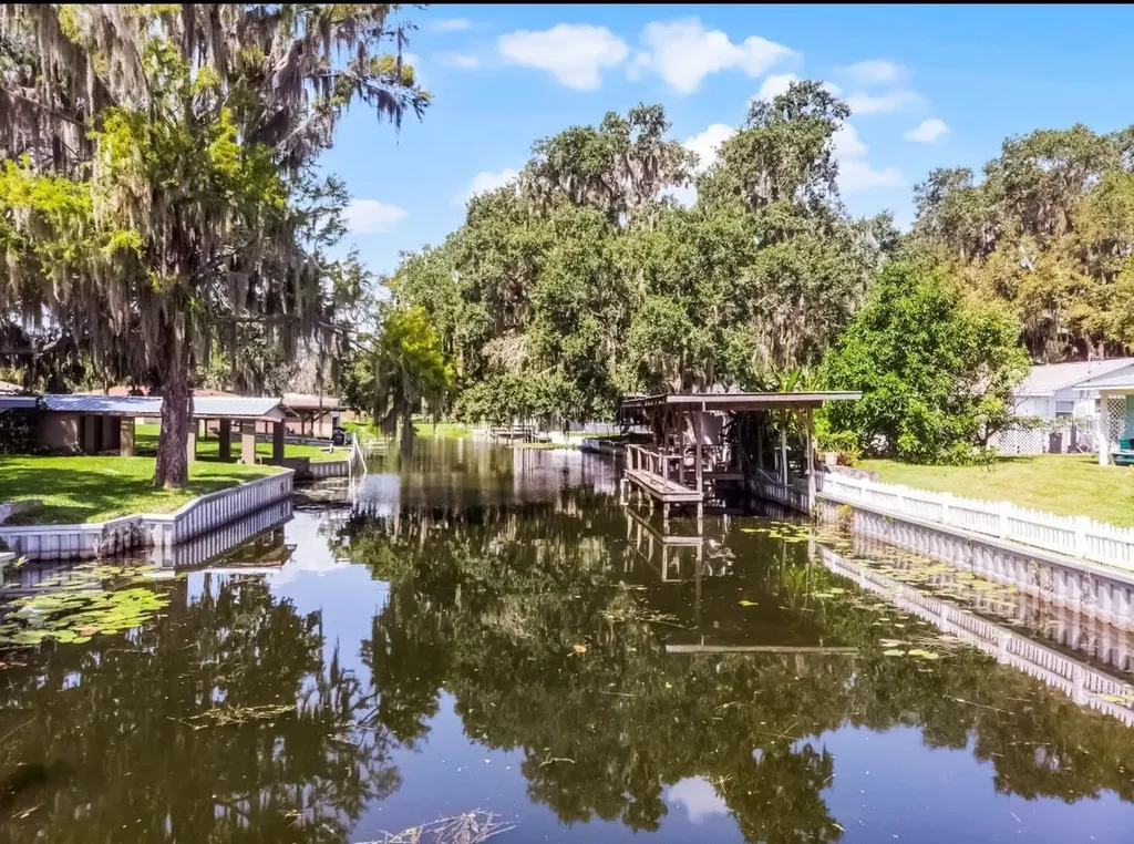 11812 Watts Court Tavares FL 32778