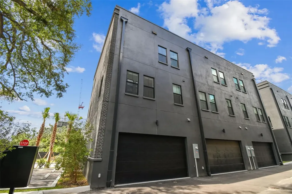 1218 E Kay Street Tampa FL 33602