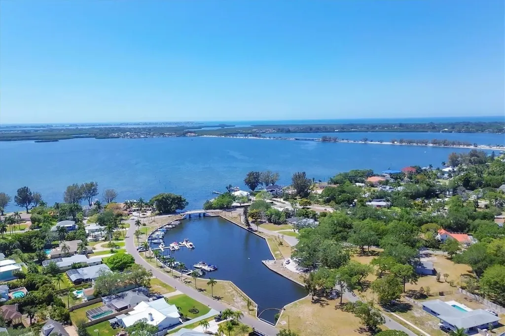 7913 19th Avenue Drive W Bradenton FL 34209