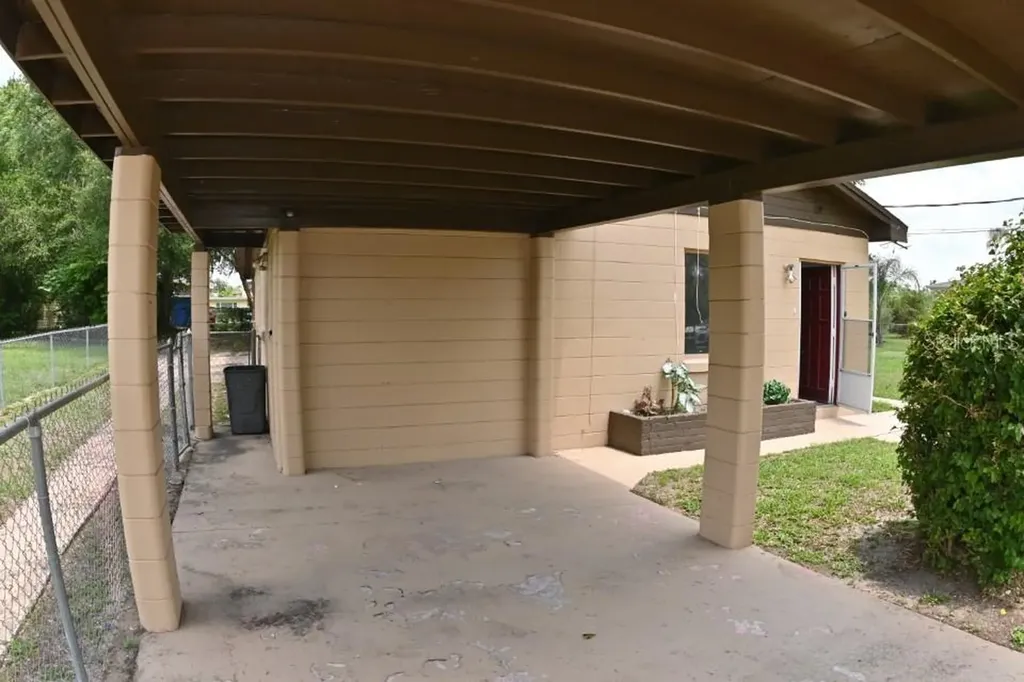 14312 1st Street Dade City FL 33525