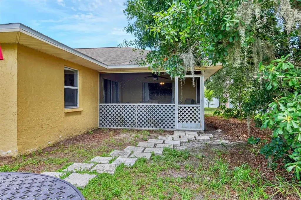 5823 Helen Way Sarasota FL 34243