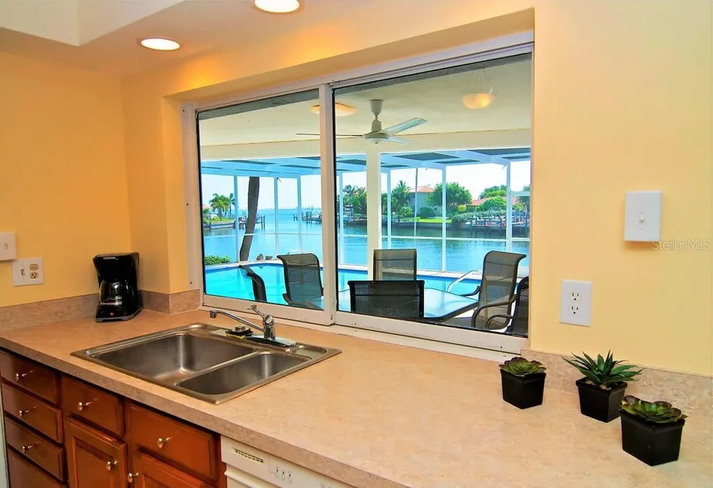 2096 Massachusetts Avenue NE St Petersburg FL 33703