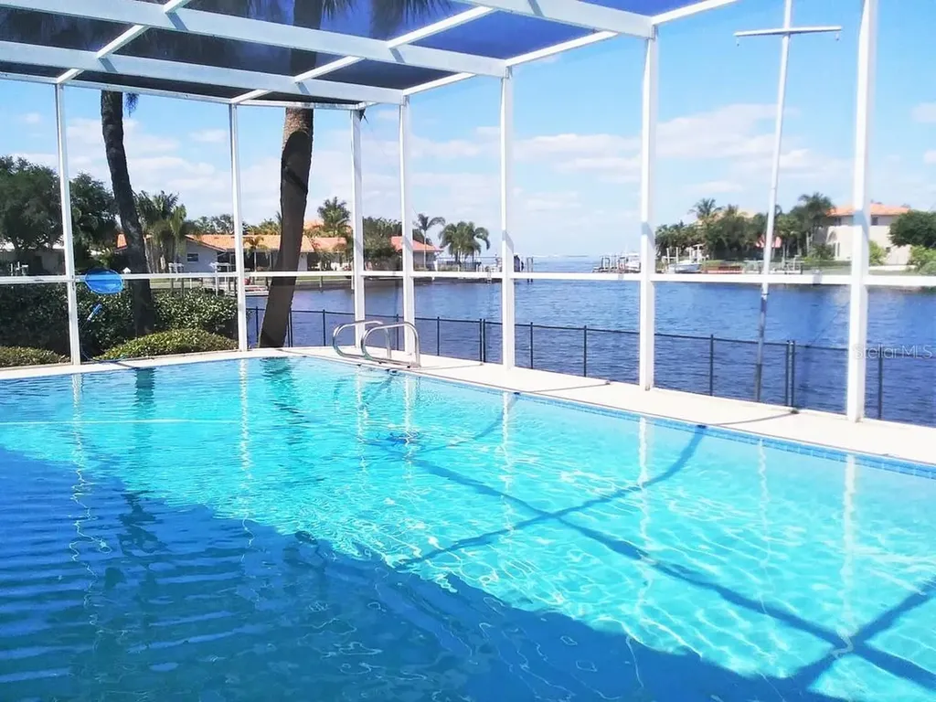2096 Massachusetts Avenue NE St Petersburg FL 33703