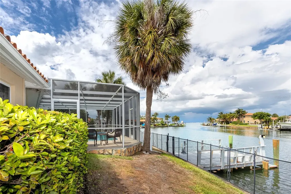 2096 Massachusetts Avenue NE St Petersburg FL 33703