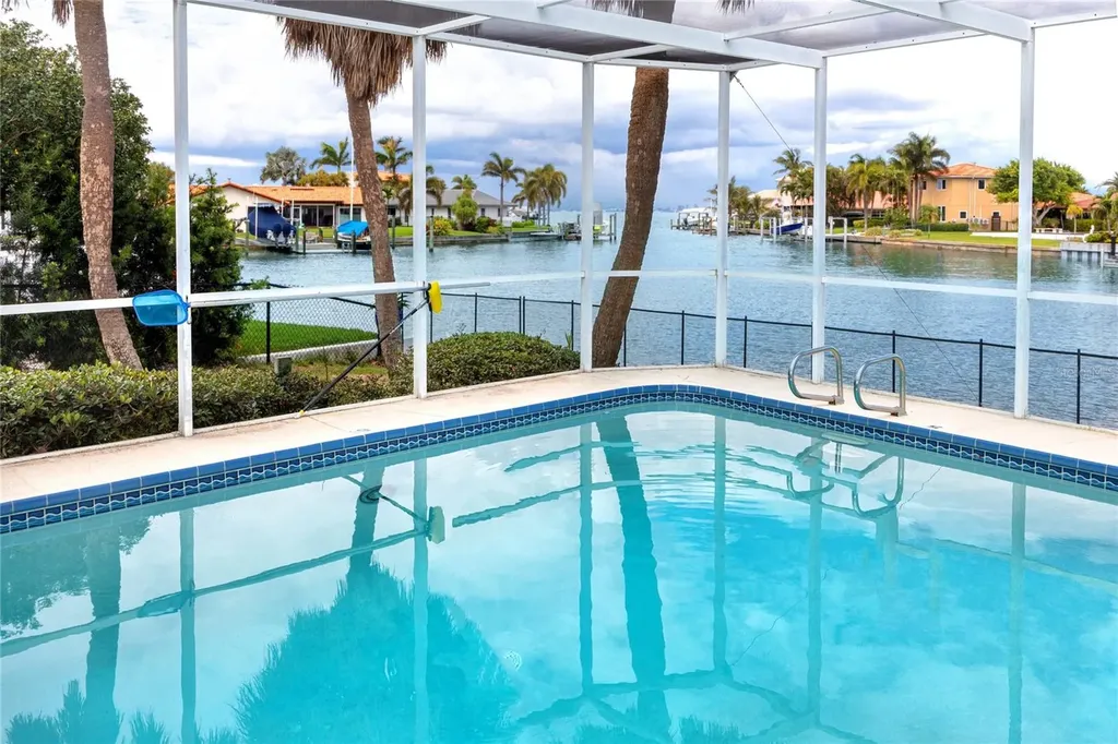 2096 Massachusetts Avenue NE St Petersburg FL 33703