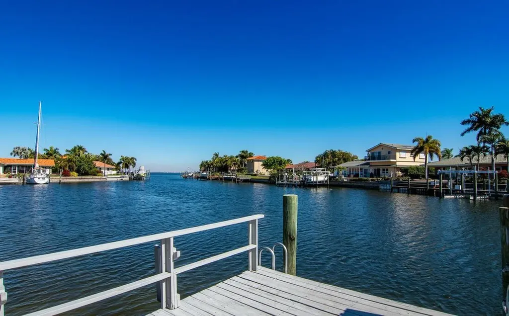 2096 Massachusetts Avenue NE St Petersburg FL 33703