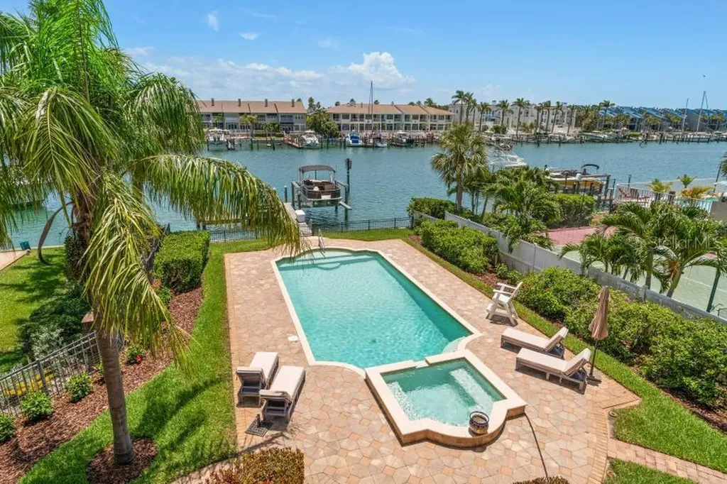 841 Ponce De Leon Drive St Petersburg FL 33715