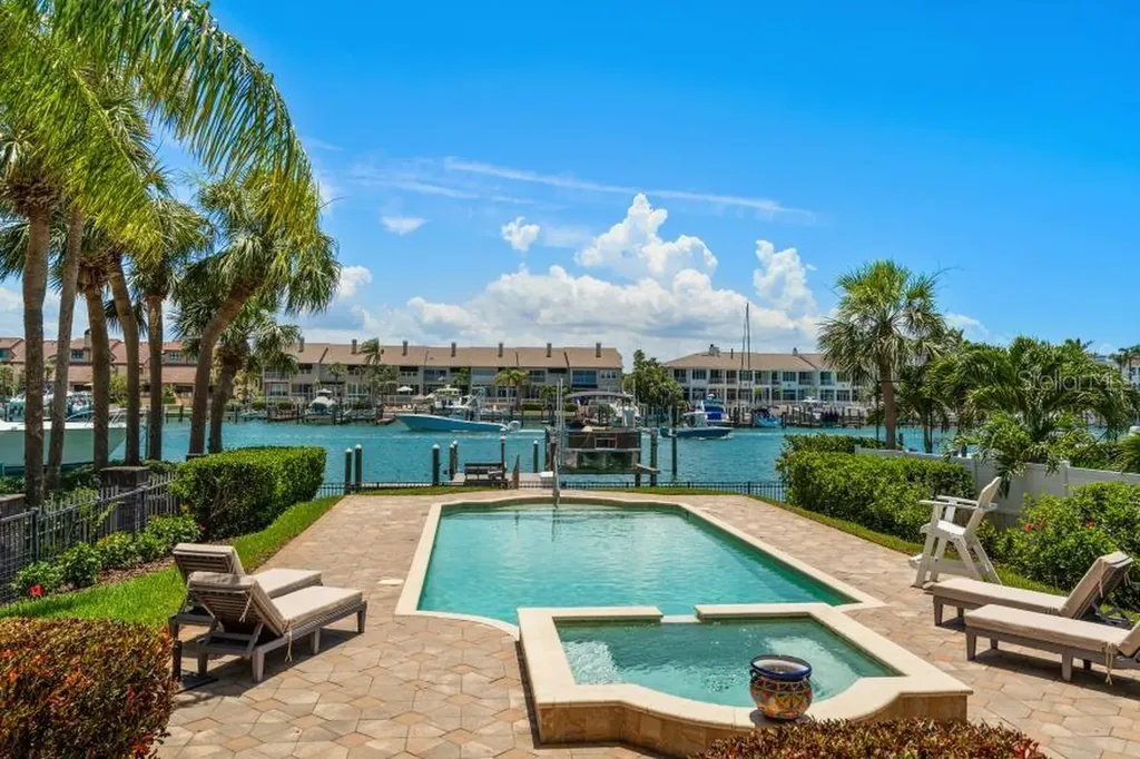 841 Ponce De Leon Drive St Petersburg FL 33715
