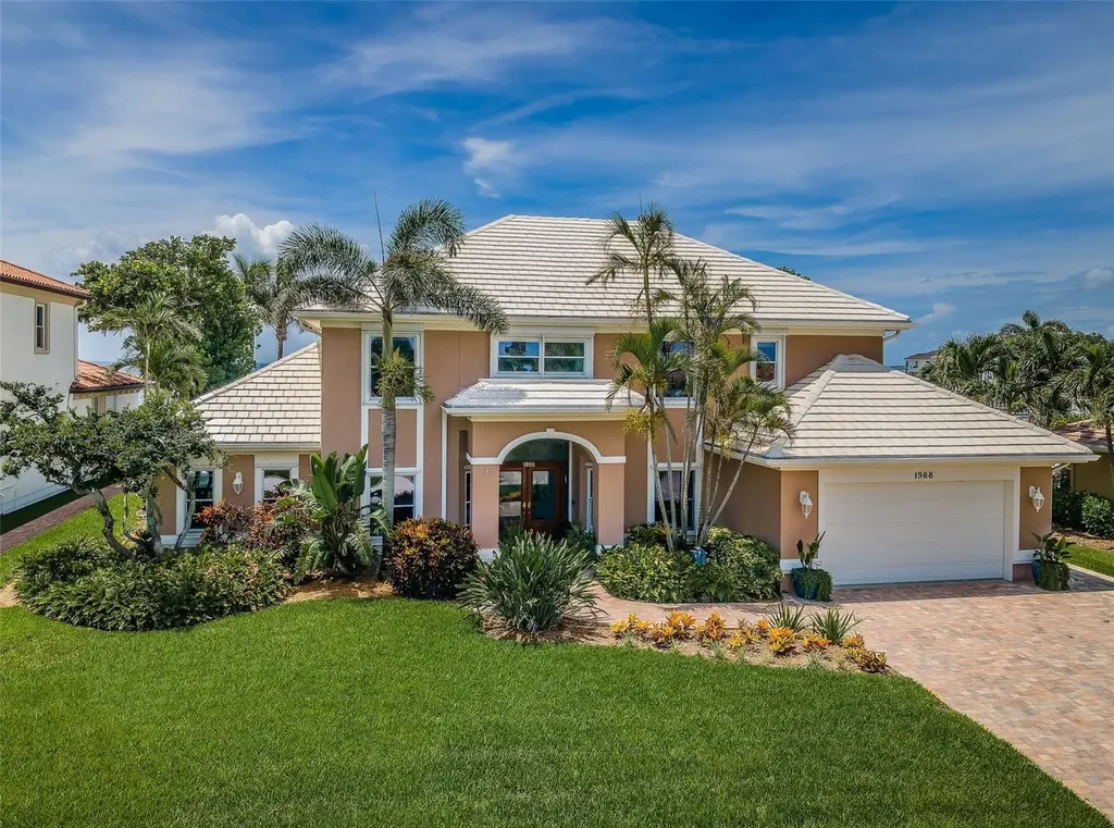 1988 Carolina Circle NE St Petersburg FL 33703