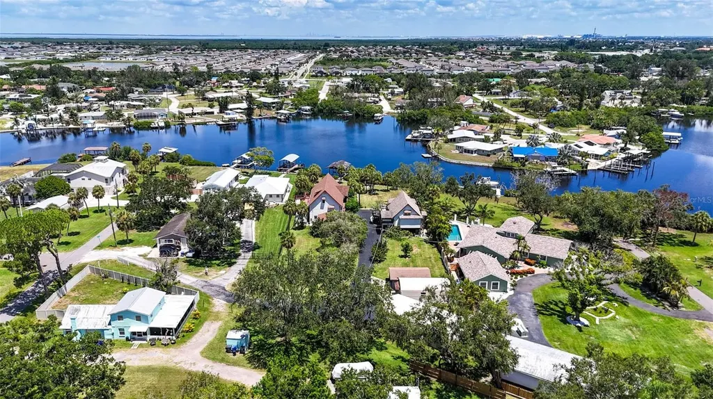 606 Dickman Drive SW Ruskin FL 33570