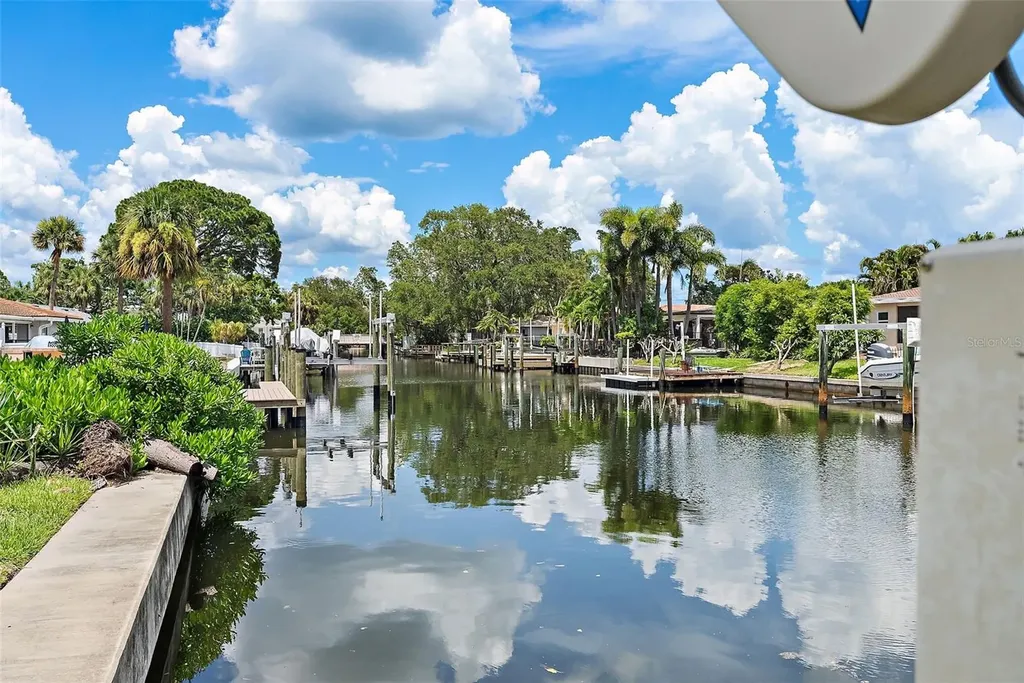 5285 Dover Street NE St Petersburg FL 33703