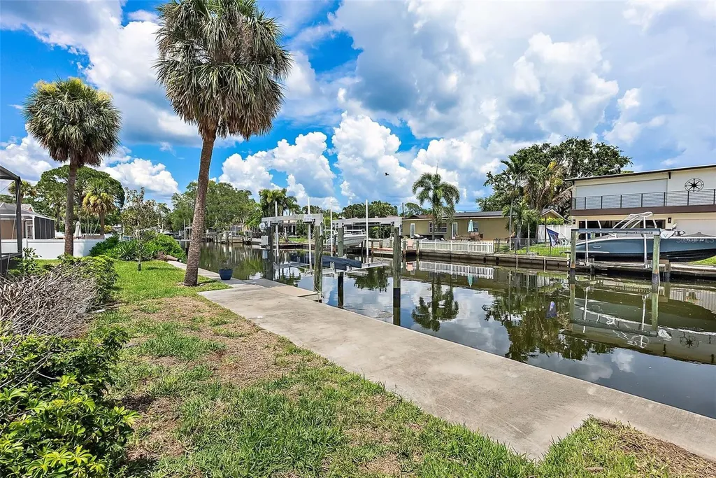 5285 Dover Street NE St Petersburg FL 33703