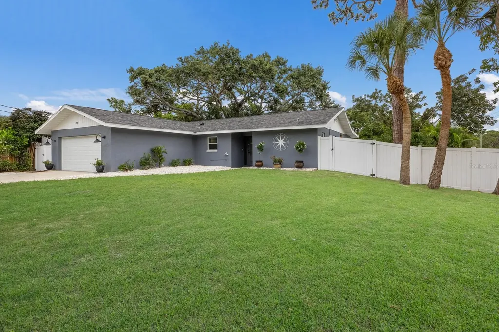 8985 Pohoy Avenue Sarasota FL 34231