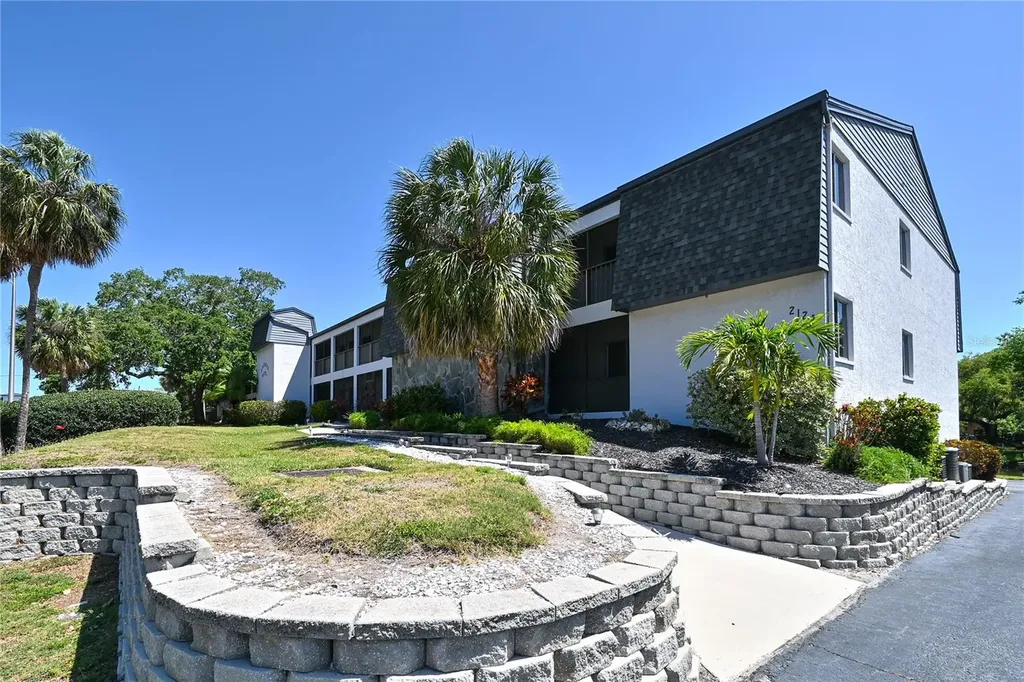 2124 Tamiami Trail N Sarasota FL 34234