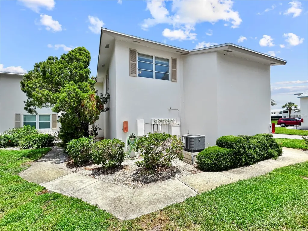 3265 40th Way S St Petersburg FL 33711