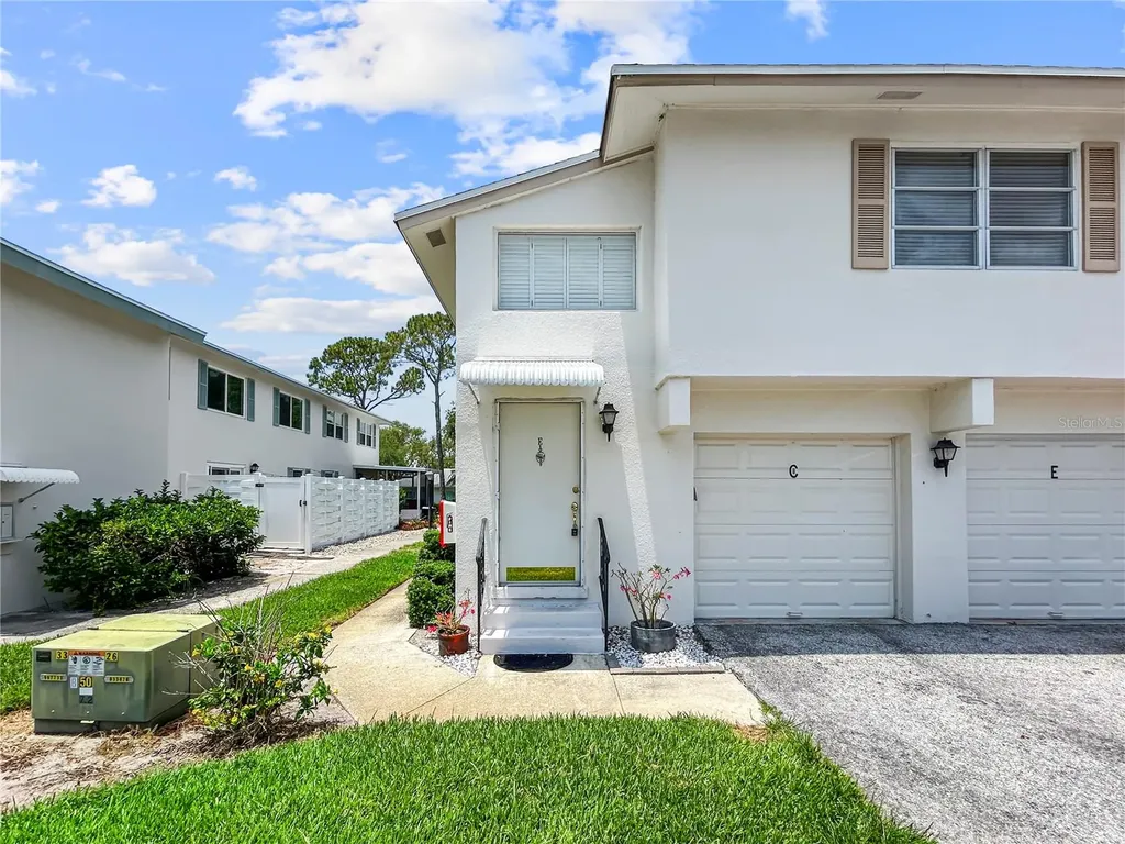 3265 40th Way S St Petersburg FL 33711