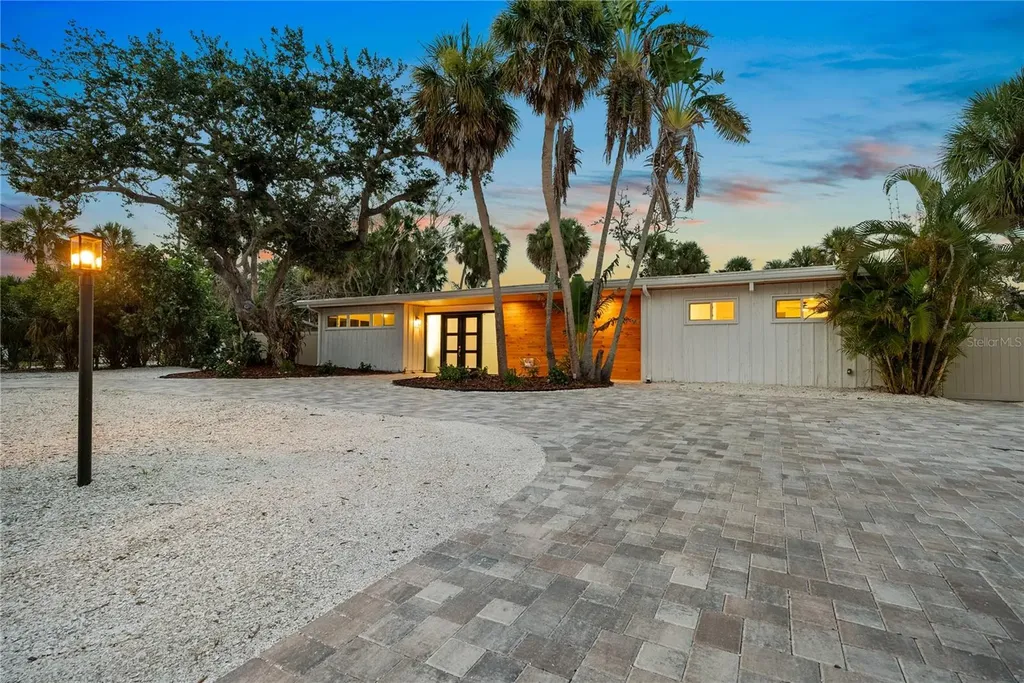 4879 Commonwealth Drive Sarasota FL 34242