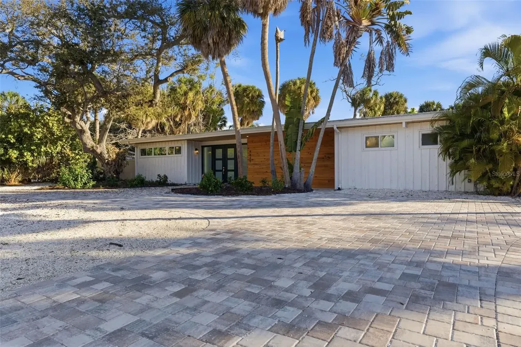 4879 Commonwealth Drive Sarasota FL 34242