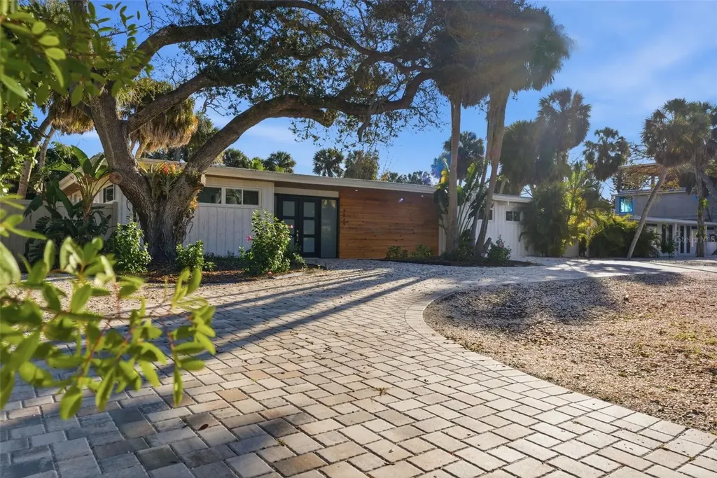 4879 Commonwealth Drive Sarasota FL 34242