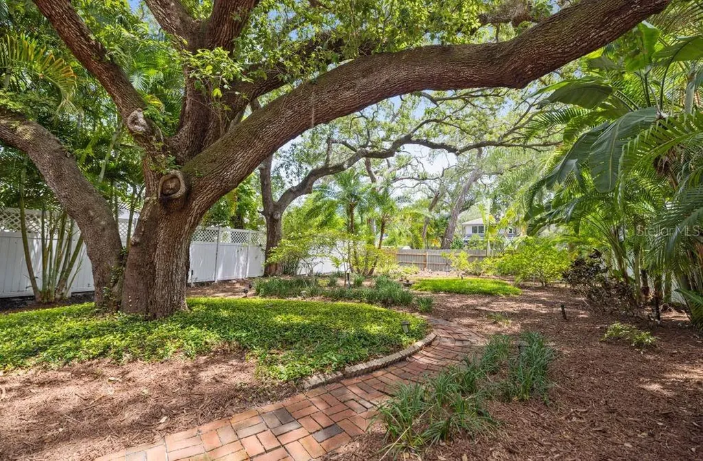 2709 W Bay Avenue Tampa FL 33611