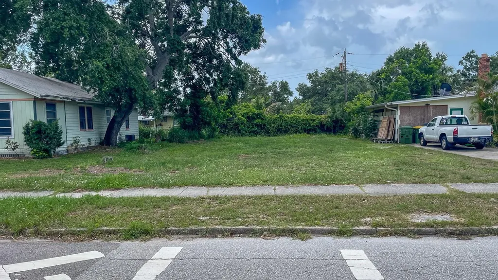 2050-2026 10th Sarasota FL 34237