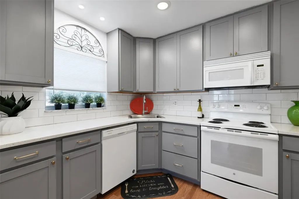 221 Fernwood Circle Seminole FL 33777