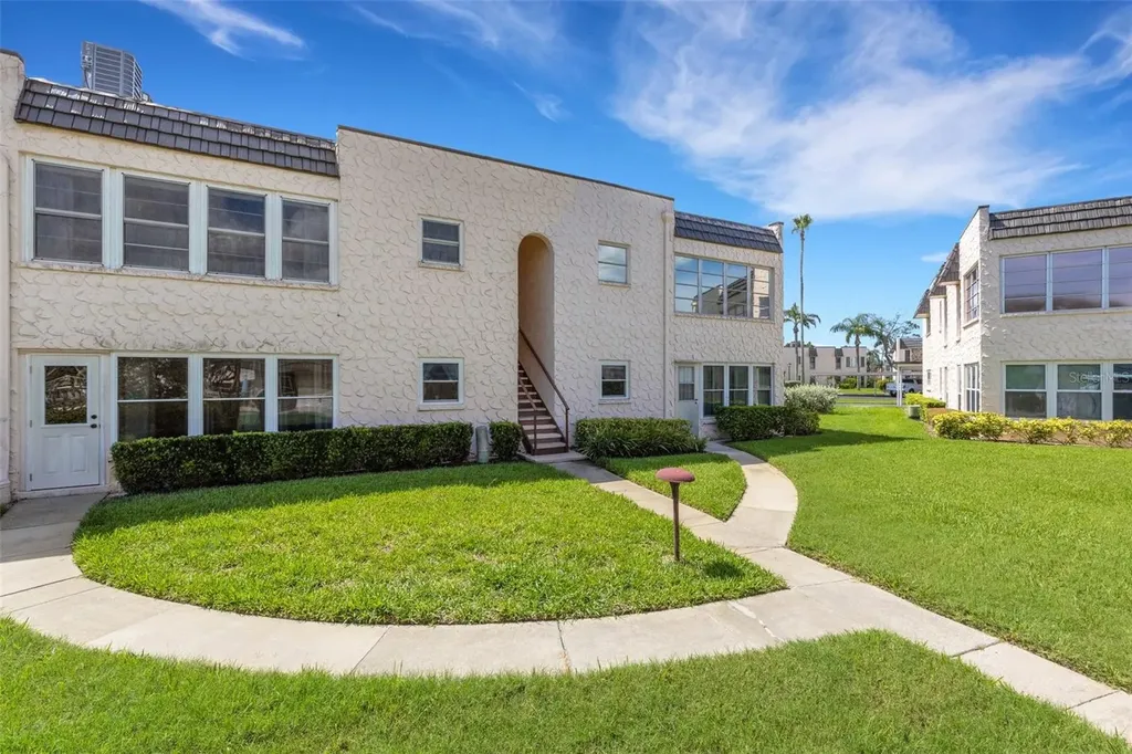 221 Fernwood Circle Seminole FL 33777