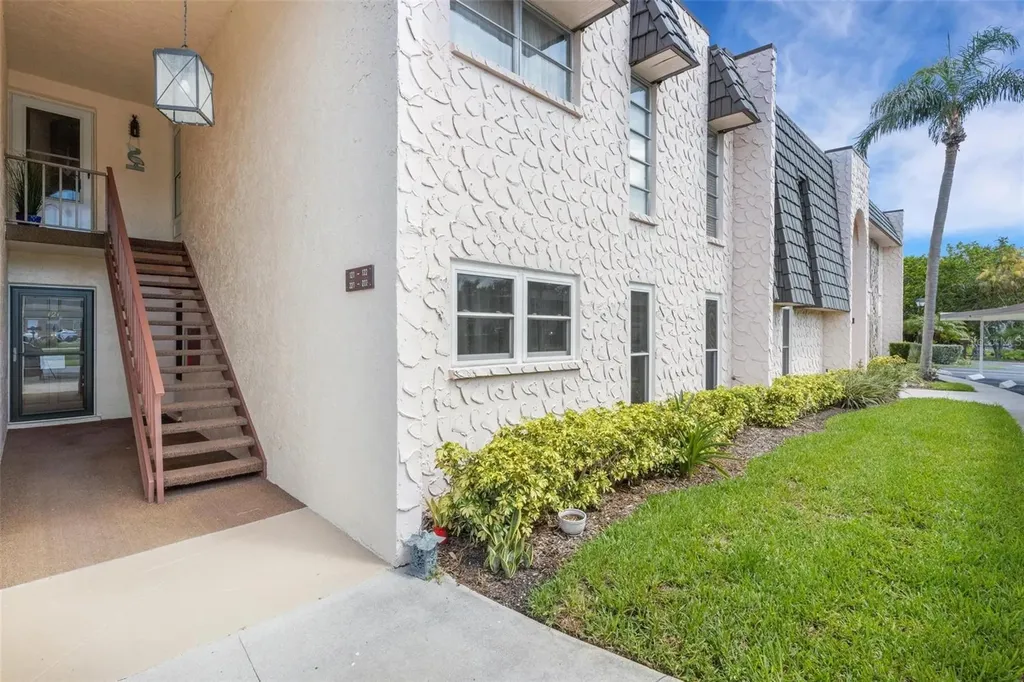 221 Fernwood Circle Seminole FL 33777