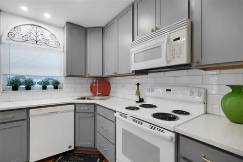 221 Fernwood Circle Seminole FL 33777