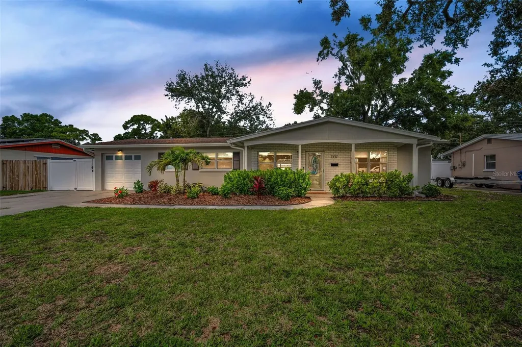 1557 77th Avenue N St Petersburg FL 33702