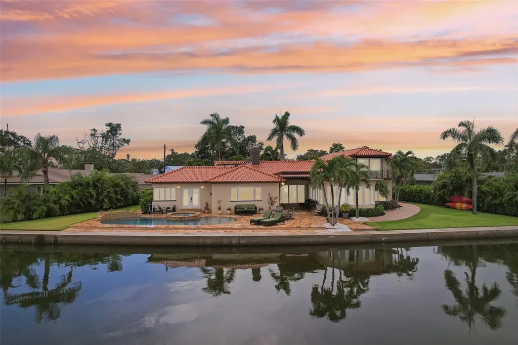 4830 Paradise Way S St Petersburg FL 33705