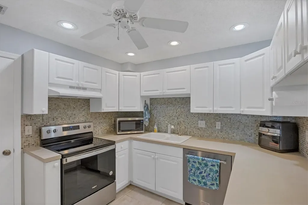 3305 Vivienda Boulevard Bradenton FL 34207